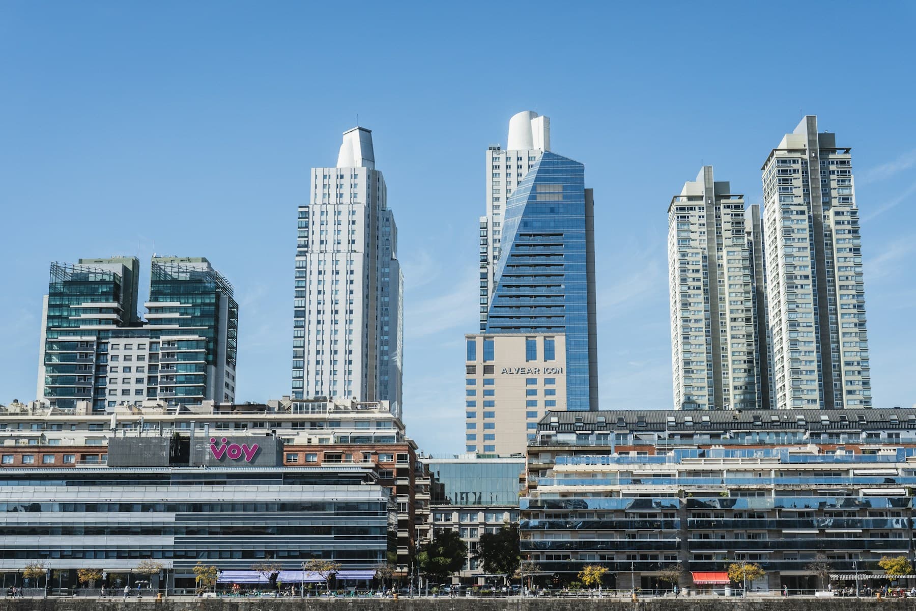 Edificios modernos junto al frente costero de Buenos Aires