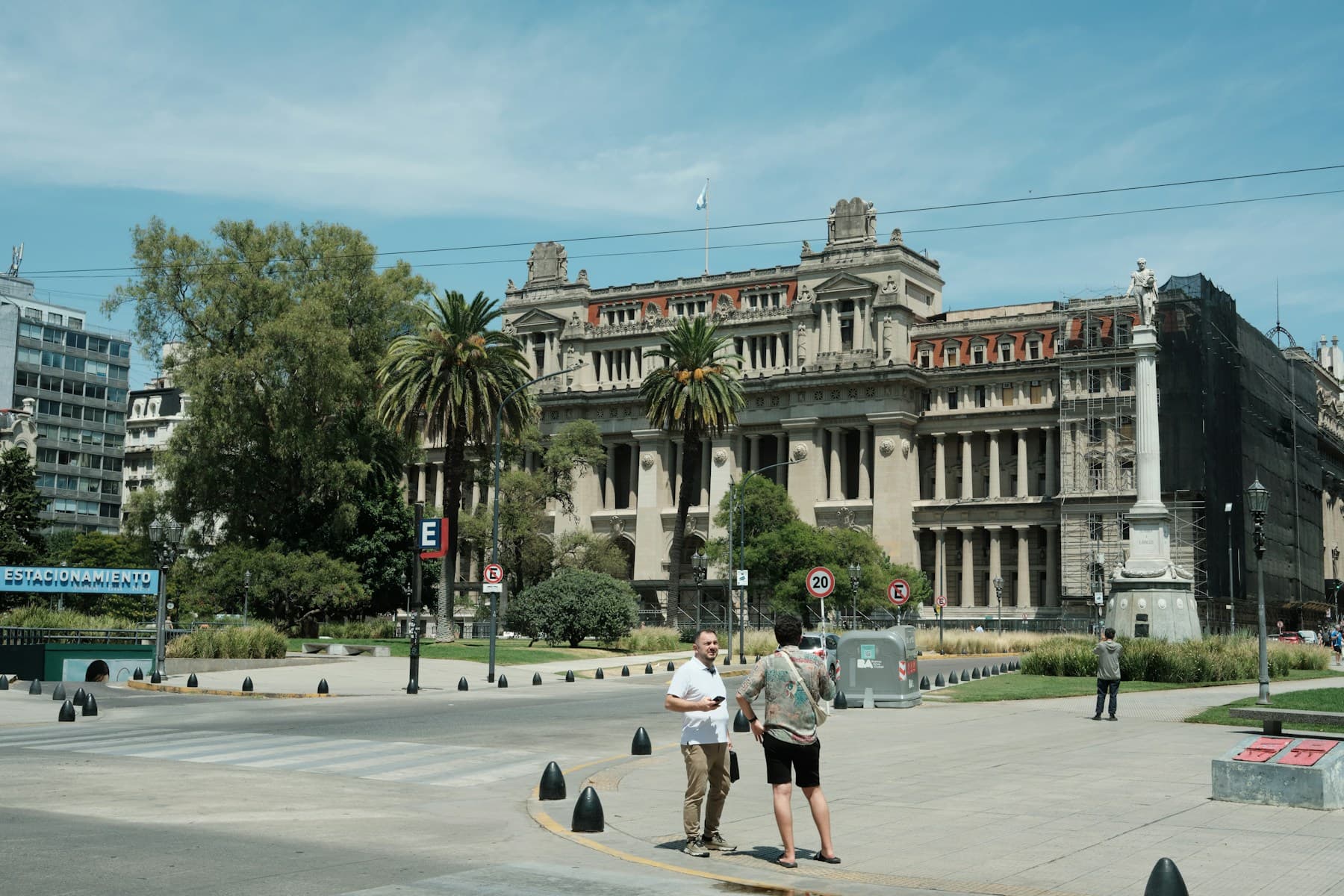 Fachada del Palacio de Tribunales de Buenos Aires vista desde la plaza