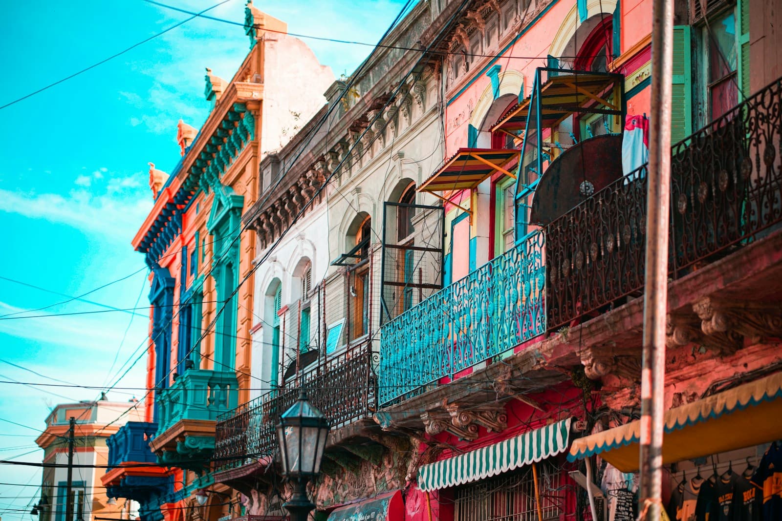 Fachadas coloridas y peatones en La Boca, Buenos Aires